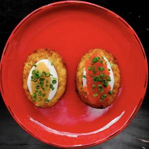 Хашбрауны с икрой и сметаной
