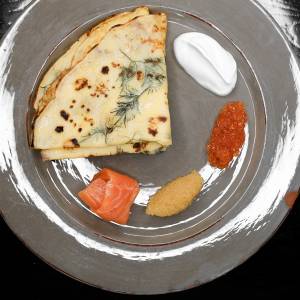 Картофельные блины с красной и щучьей икрой